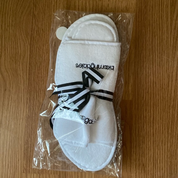 ❤️ Bloomingdales Signature Slippers Size S/M NWOT - Picture 4 of 5